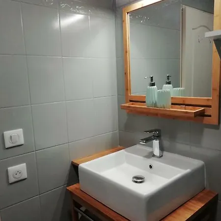 Appartement Au Pied Du Télécabine, T3 50m2 Pour 8 Personnes. *